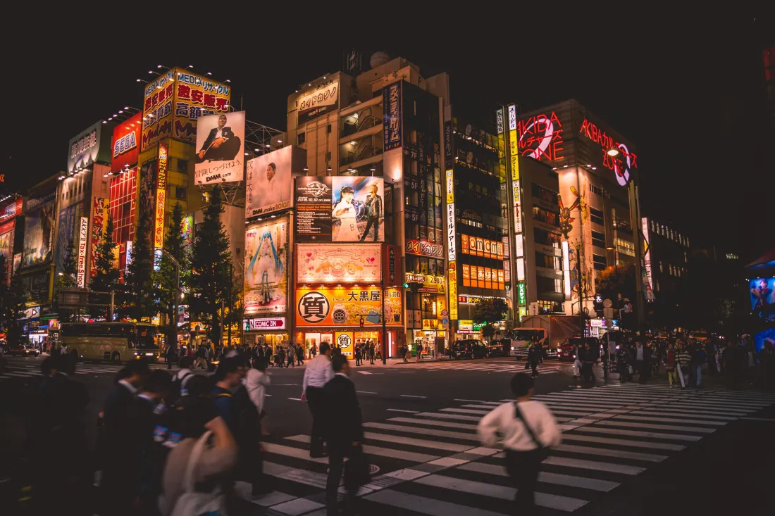 6k城市夜景壁纸｜繁华街道背景图 - 灯光行人「哲风壁纸」