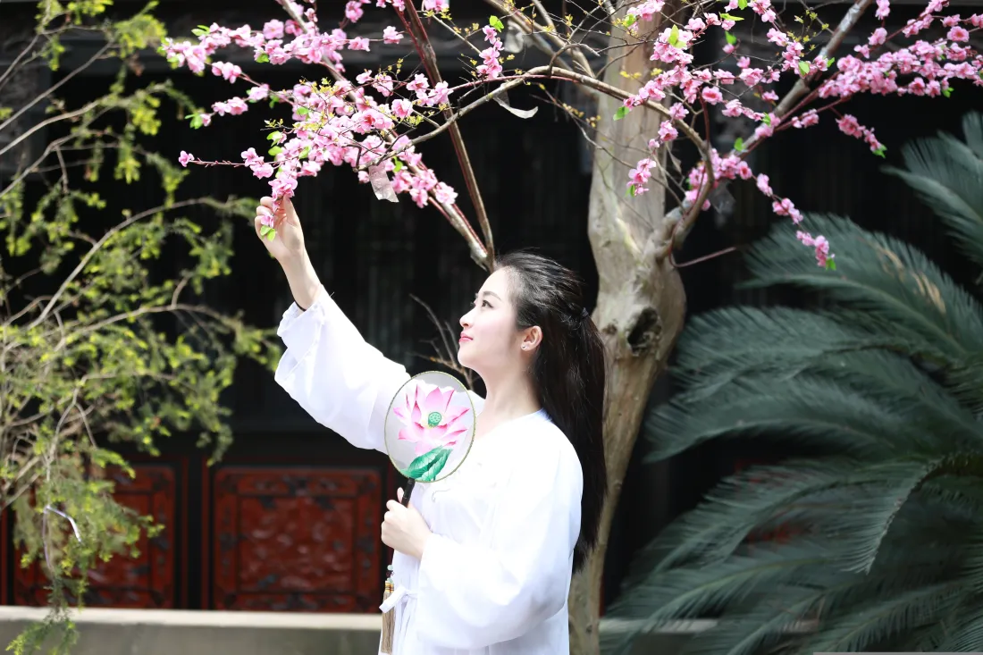 5k古风女子壁纸|梅花庭院背景图片 - 汉服扇子绿植「哲风壁纸」 5k古风女子壁纸|梅花庭院背景图片 - 汉服扇子绿植「哲风壁纸」
