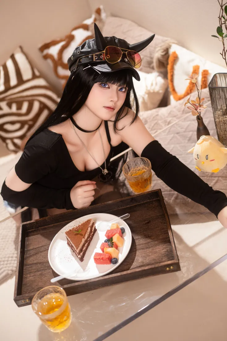 黑衣美女手机壁纸｜下午茶背景图 - 蛋糕草莓饮品「哲风壁纸」