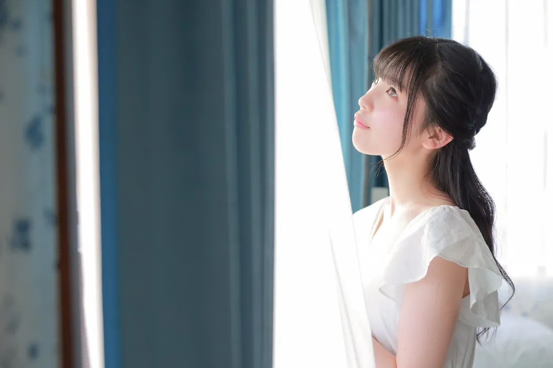 2k居家女生壁纸|白色连衣裙背景图片 - 窗边静谧「哲风壁纸」 2k居家女生壁纸|白色连衣裙背景图片 - 窗边静谧「哲风壁纸」
