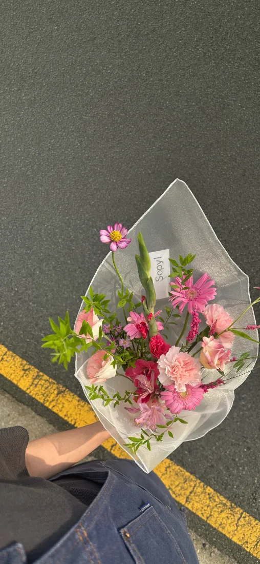 花束手机壁纸｜道路背景图片 - 鲜花捧花「哲风壁纸」