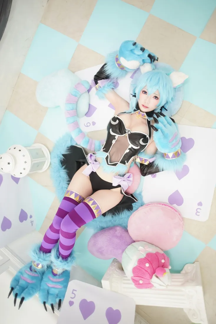 动漫角色cosplay手机壁纸｜蓝白格子背景 - 紫粉条纹袜「哲风壁纸」