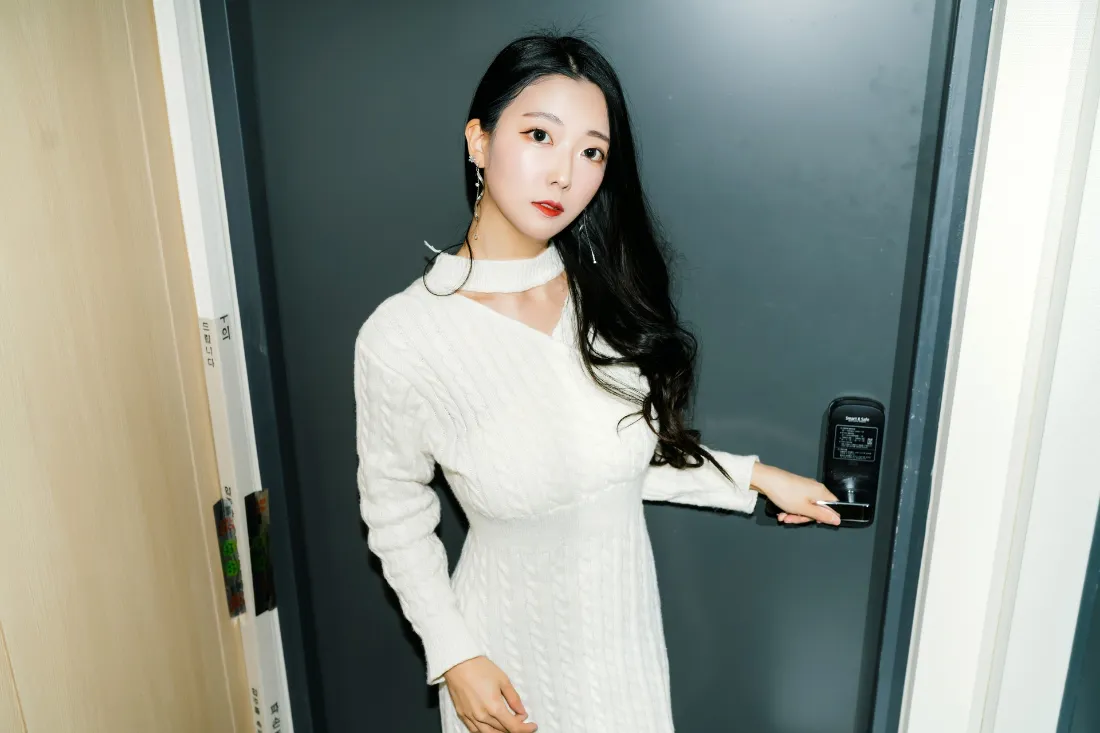 2k居家长发美女壁纸｜白色连衣裙背景图片 - 居家生活「哲风壁纸」