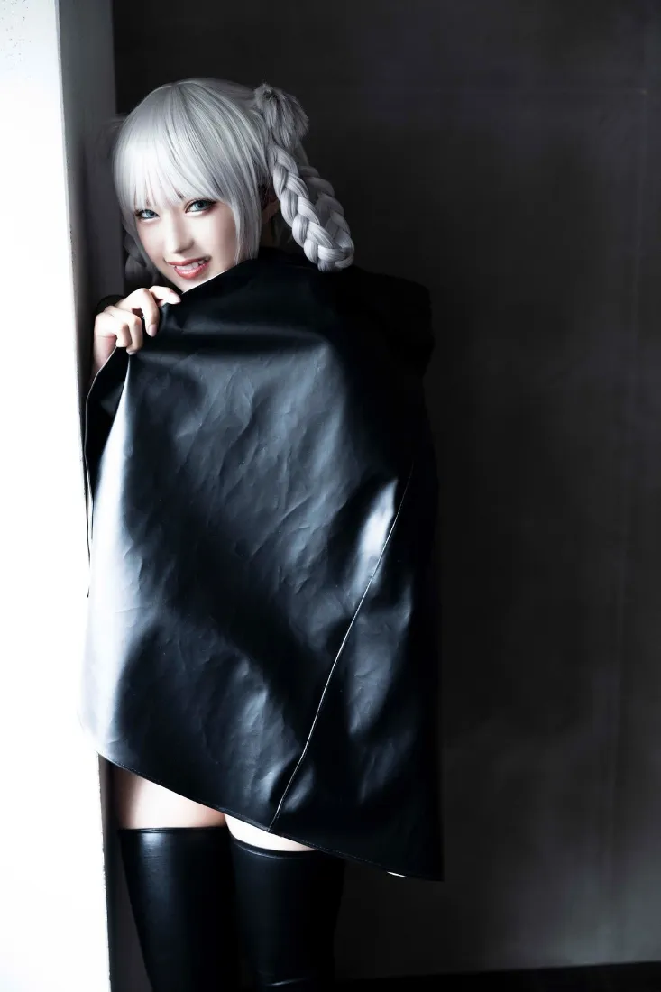 银发少女cosplay手机壁纸|灰色背景 - 黑色皮衣过膝靴「哲风壁纸」 银发少女cosplay手机壁纸|灰色背景 - 黑色皮衣过膝靴「哲风壁纸」