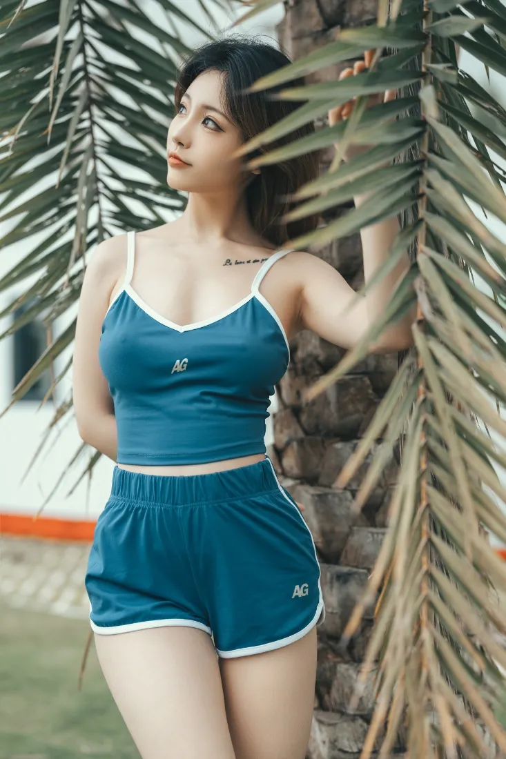 蓝色运动装美女手机壁纸|户外健身背景 - 棕榈树「哲风壁纸」 蓝色运动装美女手机壁纸|户外健身背景 - 棕榈树「哲风壁纸」