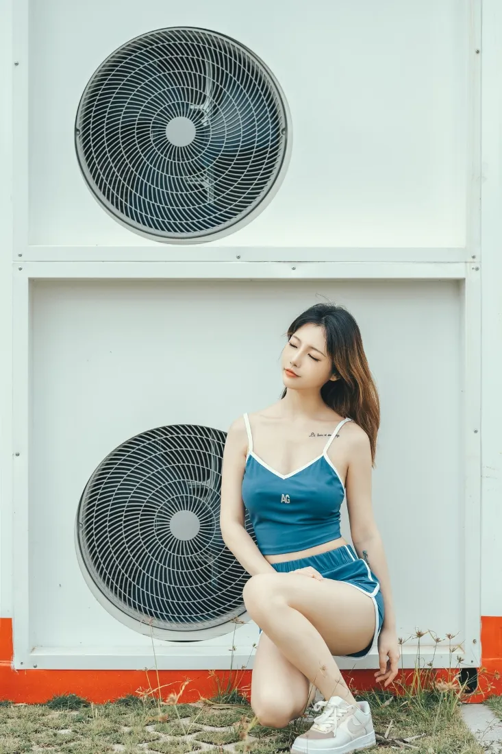 美女户外手机壁纸|风扇背景图片 - 蓝色吊带穿搭「哲风壁纸」 美女户外手机壁纸|风扇背景图片 - 蓝色吊带穿搭「哲风壁纸」