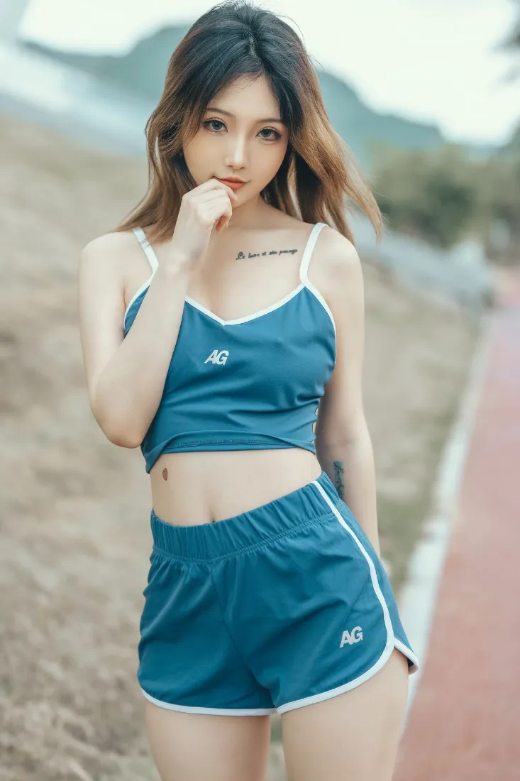 蓝色运动装美女手机壁纸|户外背景图片 - 红色跑道「哲风壁纸」 蓝色运动装美女手机壁纸|户外背景图片 - 红色跑道「哲风壁纸」