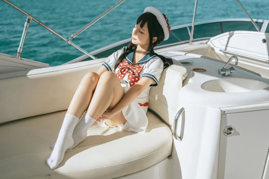 2k水手服女孩壁纸｜白色船上背景图片 - 游艇「哲风壁纸」