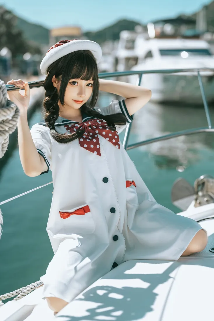 水手服女孩手机壁纸｜白色船上背景图片 - 游艇山水「哲风壁纸」