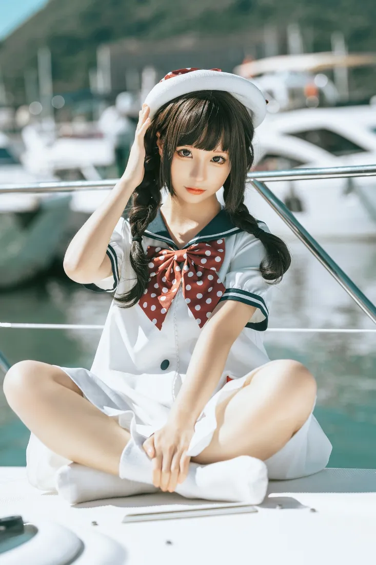 水手服女孩手机壁纸｜船上背景图片 - 白色游艇「哲风壁纸」