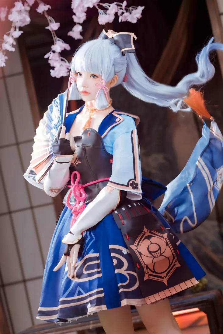 神里绫华cos手机壁纸|偏蓝背景 - 原神美女「哲风壁纸」 神里绫华cos手机壁纸|偏蓝背景 - 原神美女「哲风壁纸」