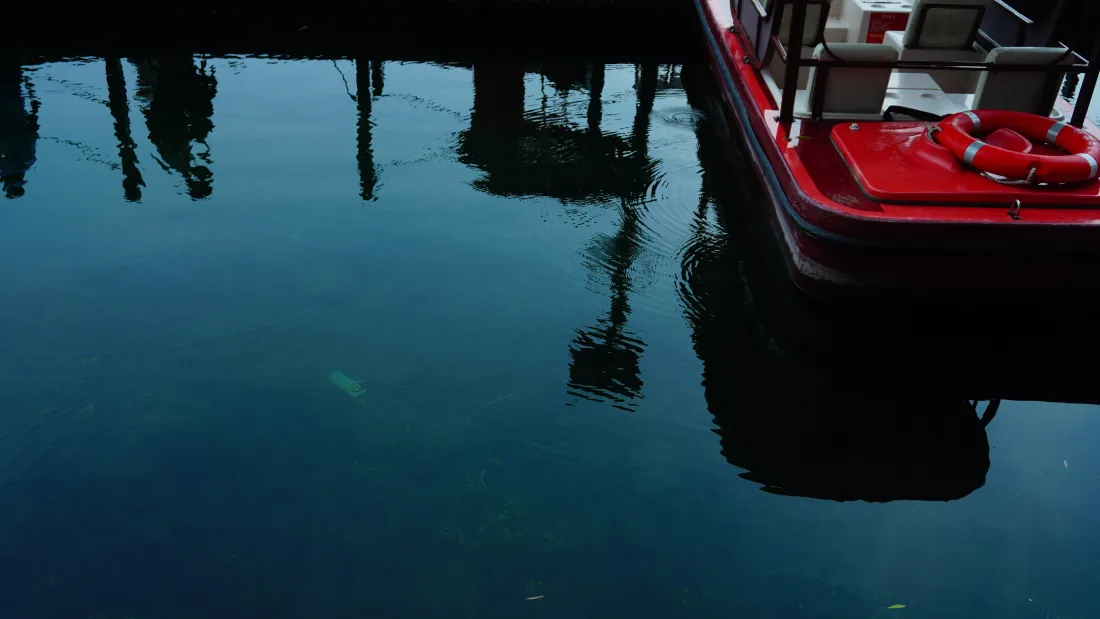 6k水面倒影红船壁纸|码头港湾背景图片 - 自然暗色简约「哲风壁纸」 6k水面倒影红船壁纸|码头港湾背景图片 - 自然暗色简约「哲风壁纸」