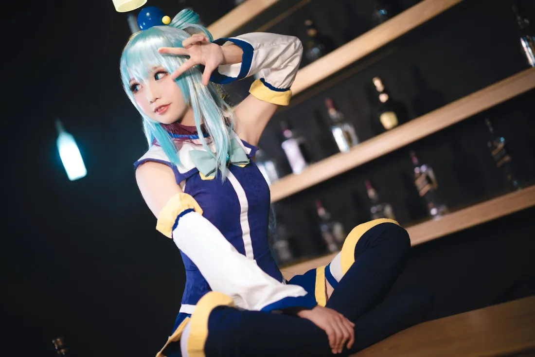 2k阿库娅cosplay壁纸｜酒吧背景图片 - 蓝色角色扮演「哲风壁纸」