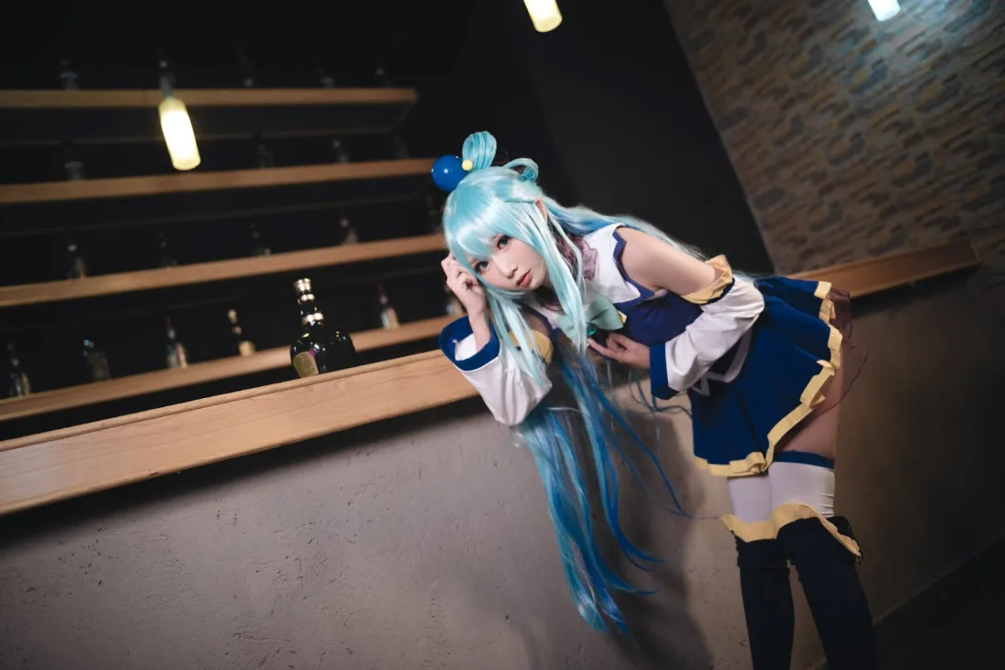 2k阿库娅cosplay壁纸｜蓝色背景图片 - 角色扮演「哲风壁纸」