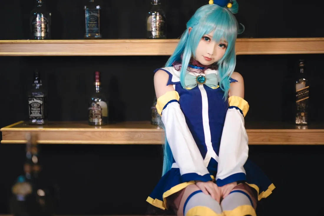2k阿库娅cosplay壁纸｜酒瓶背景图 - 角色扮演「哲风壁纸」