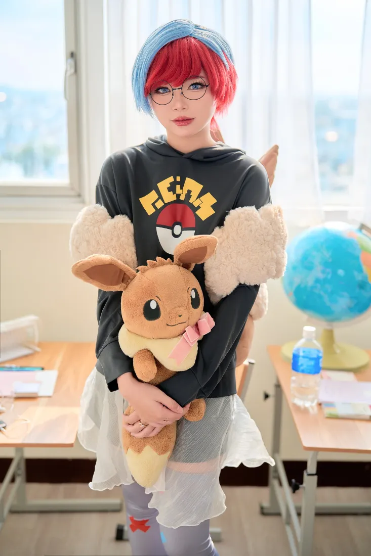 cosplay手机壁纸｜教室背景图片 - 宝可梦伊布玩偶「哲风壁纸」