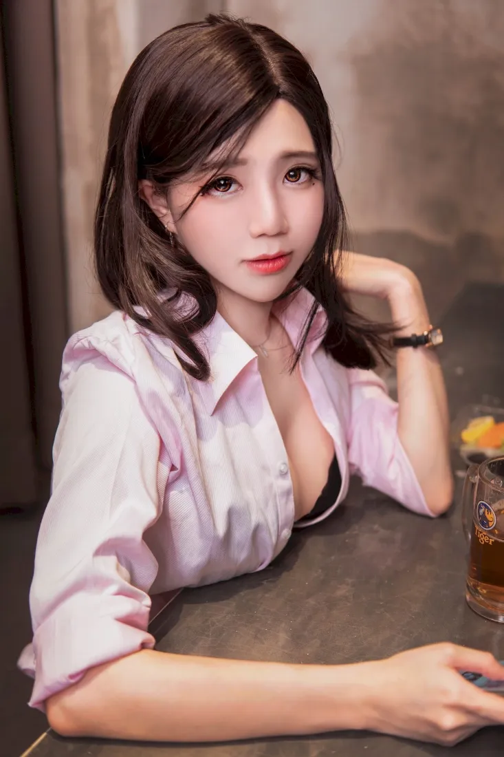 粉色衬衫美女手机壁纸｜酒吧背景图片 - 酒杯吧台「哲风壁纸」