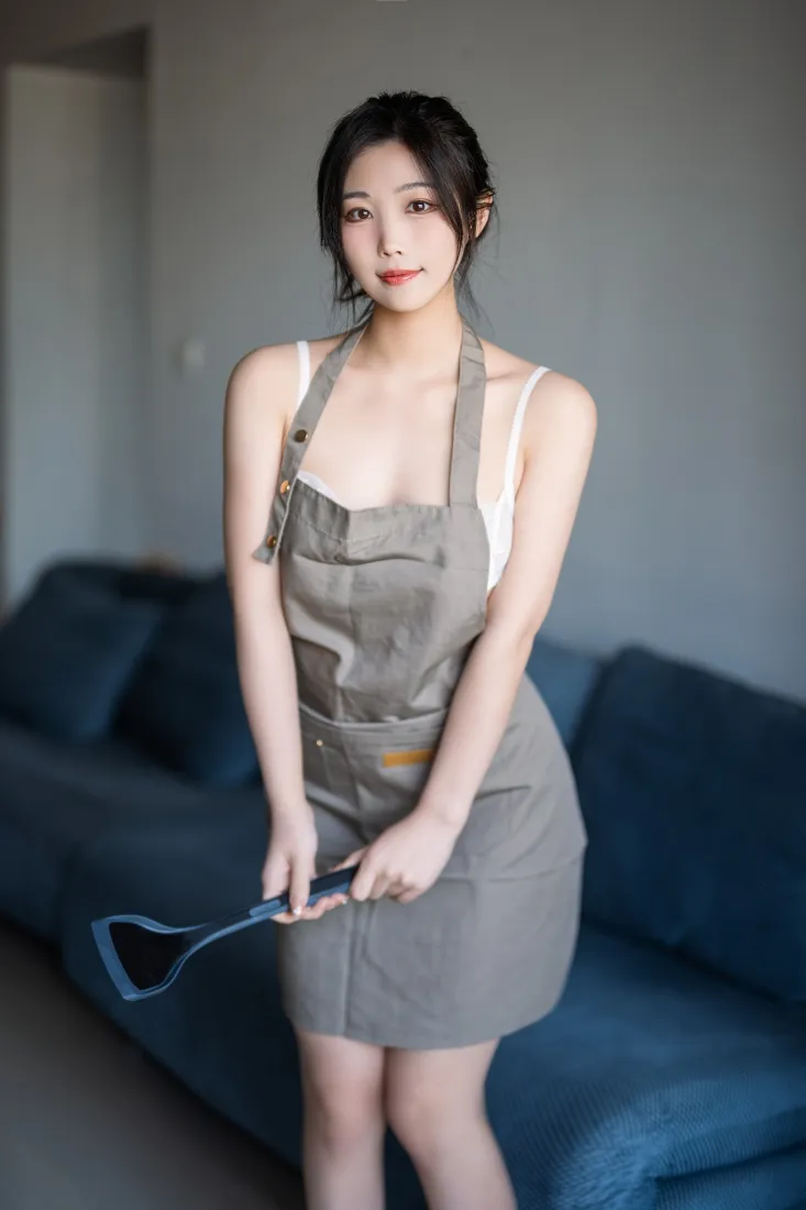 居家美女手机壁纸｜室内背景图片 - 灰色围裙锅铲「哲风壁纸」