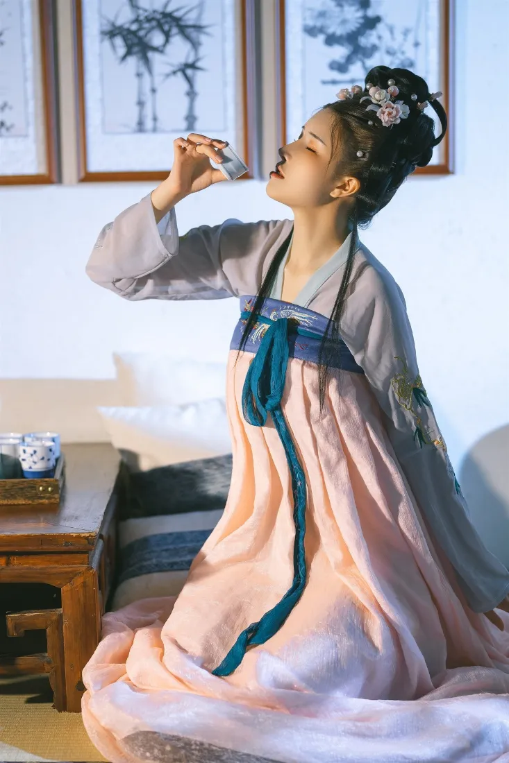 古装女子手机壁纸|古风背景图片 - 汉服饮酒中式场景「哲风壁纸」 古装女子手机壁纸|古风背景图片 - 汉服饮酒中式场景「哲风壁纸」