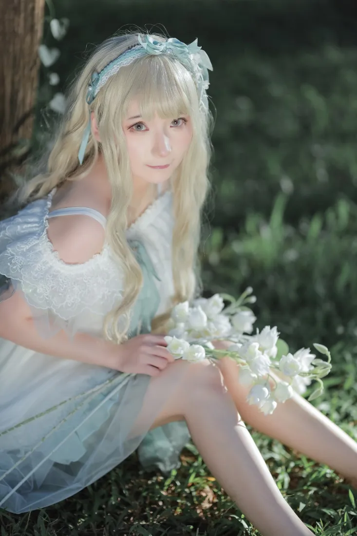 精灵少女cos手机壁纸｜树林背景 - 浅蓝裙白花发箍「哲风壁纸」