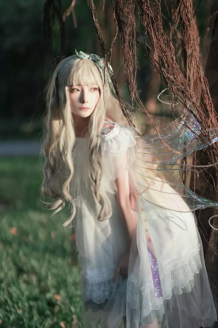 精灵少女手机壁纸|树林背景图 - 森系童话风「哲风壁纸」 精灵少女手机壁纸|树林背景图 - 森系童话风「哲风壁纸」