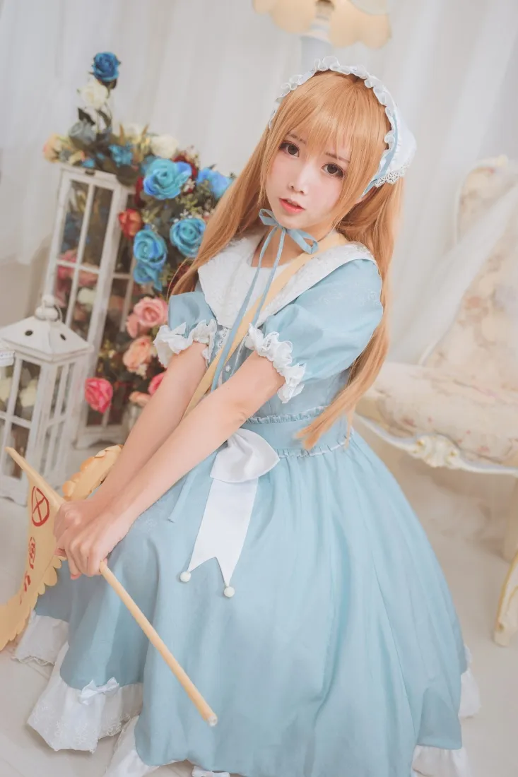 金发少女cosplay手机壁纸|居家背景图片 - 蓝色连衣裙「哲风壁纸」 金发少女cosplay手机壁纸|居家背景图片 - 蓝色连衣裙「哲风壁纸」