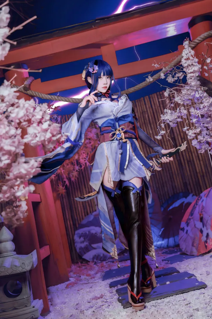 红衣美女cos手机壁纸｜日式鸟居背景 - 樱花雪景「哲风壁纸」