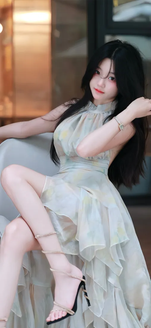 长发美女手机壁纸｜室内背景图片 - 浅色连衣裙「哲风壁纸」