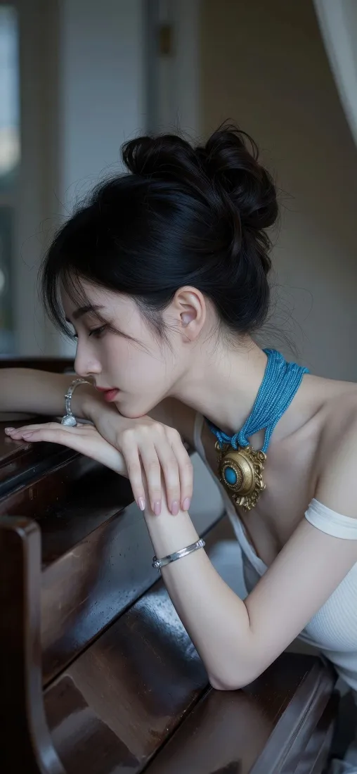 白衣美女手机壁纸｜室内背景图片 - 蓝项链钢琴「哲风壁纸」