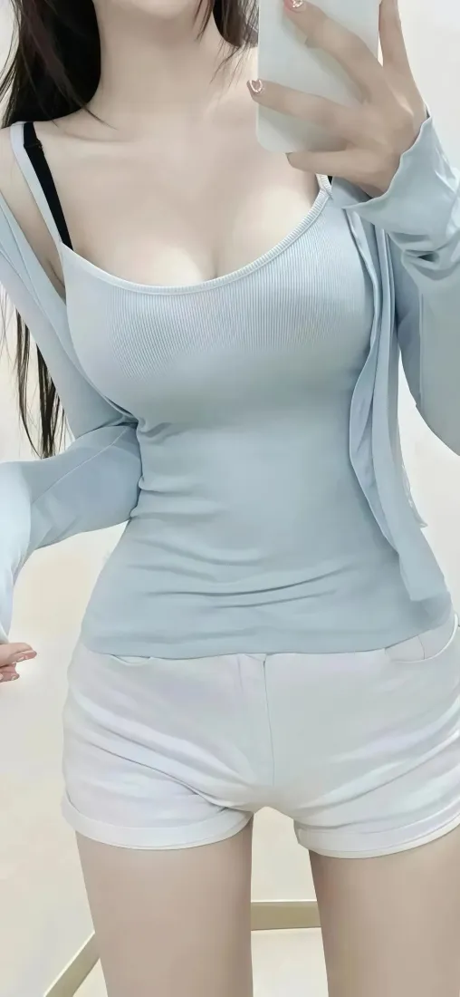 浅蓝色上衣美女手机壁纸|简约背景 - 夏日清新穿搭「哲风壁纸」 浅蓝色上衣美女手机壁纸|简约背景 - 夏日清新穿搭「哲风壁纸」