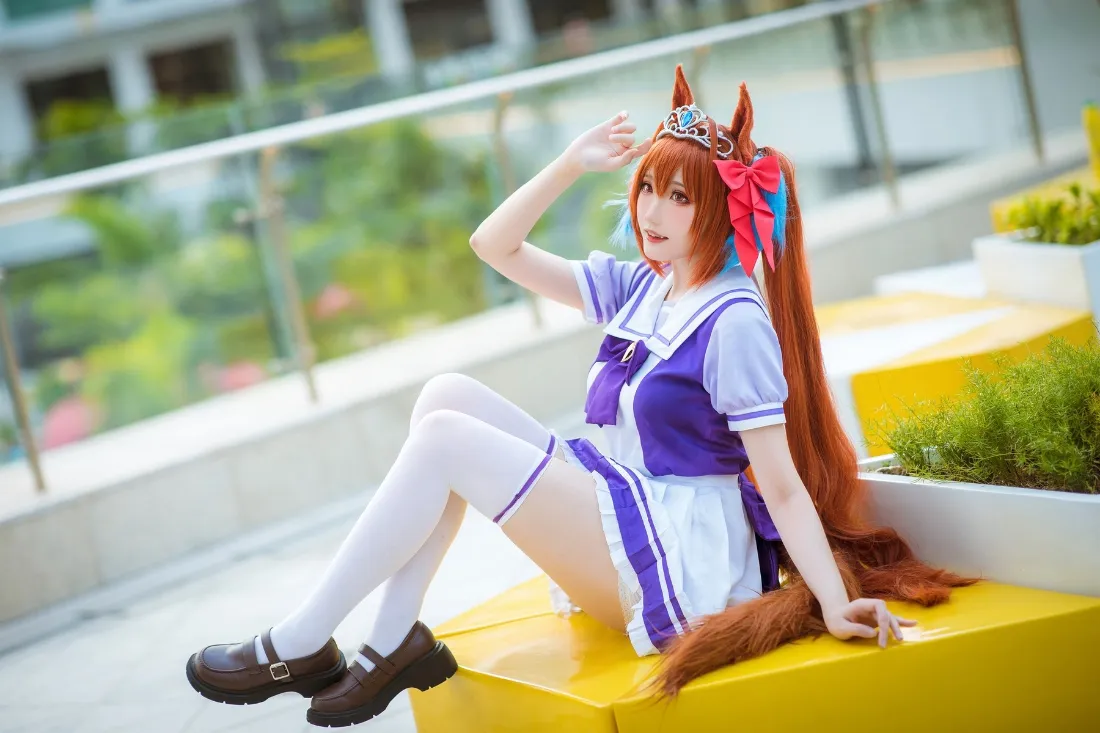 赛马娘cos壁纸｜户外写真背景 - 红衣美女紫水手服「哲风壁纸」