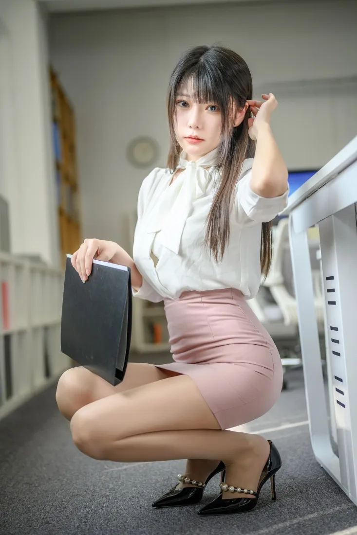 职场女性手机壁纸｜办公室背景图片 - 白衬衫短裙「哲风壁纸」