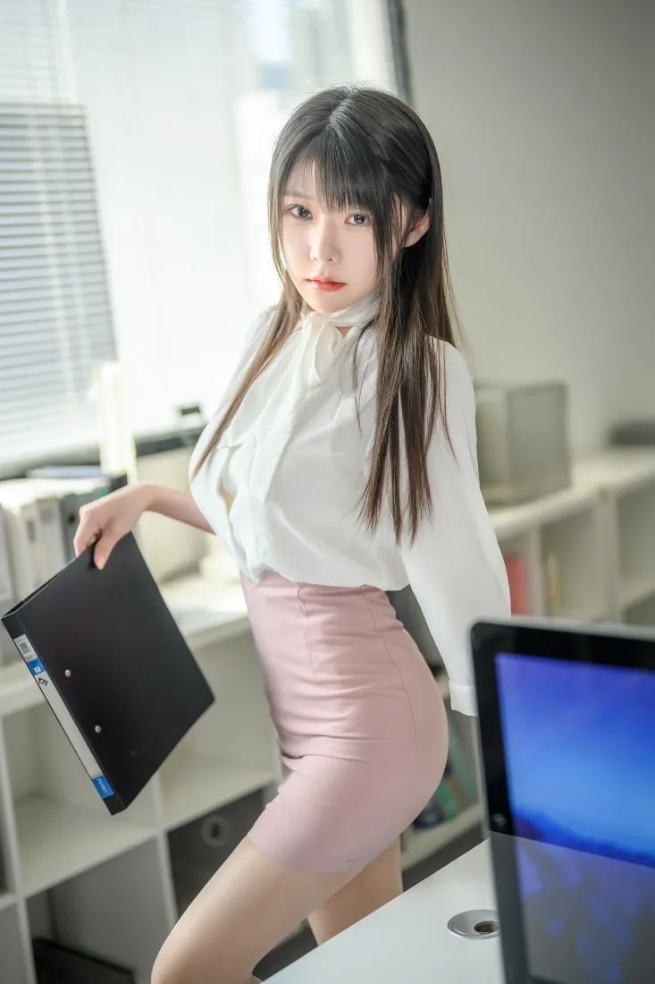 职场女性手机壁纸｜办公室背景图片 - 白衬衫粉裙「哲风壁纸」