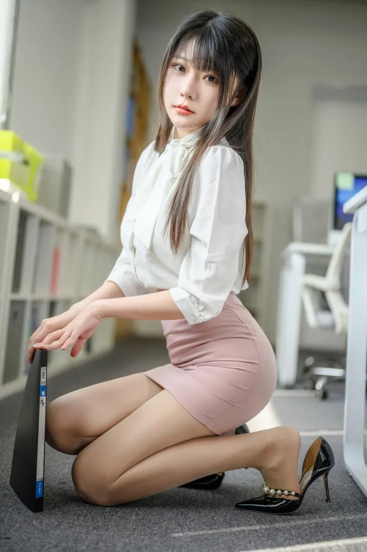 职场女性手机壁纸｜办公室背景图片 - 白衬衫粉裙「哲风壁纸」