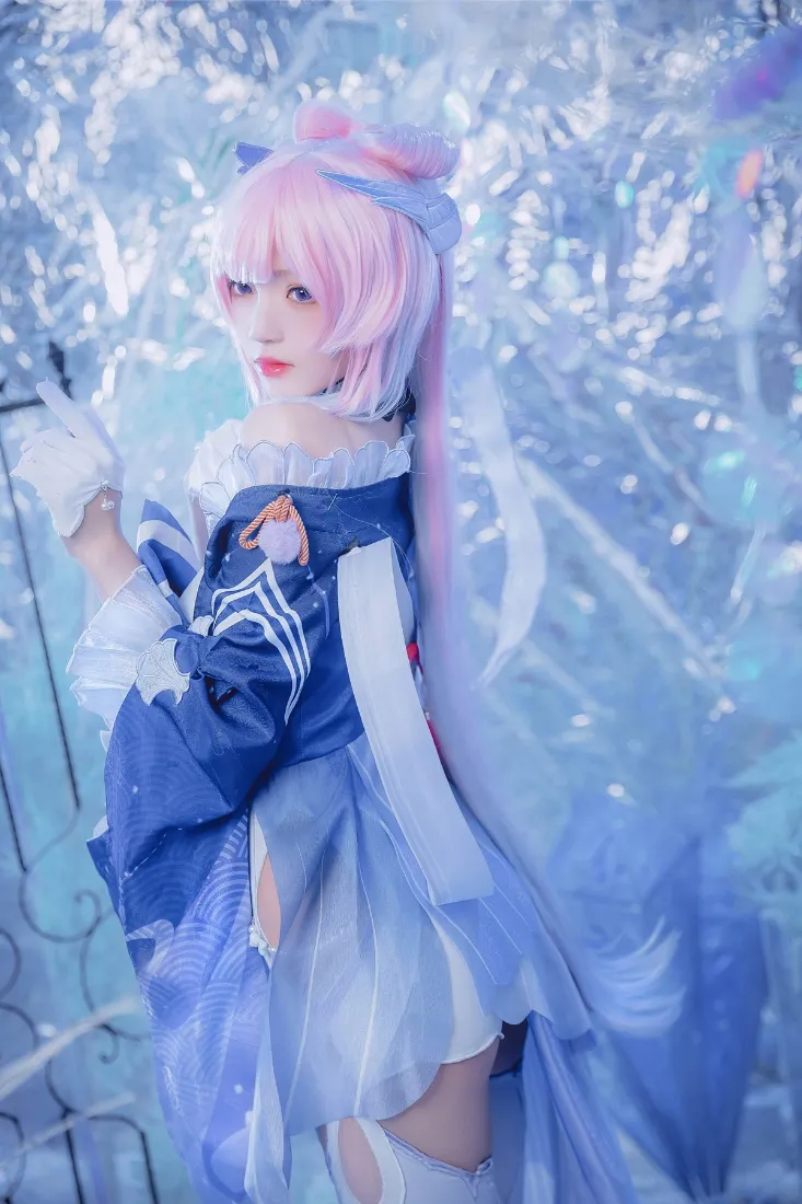 粉色头发动漫角色手机壁纸｜蓝白背景 - 灯光 雪景「哲风壁纸」