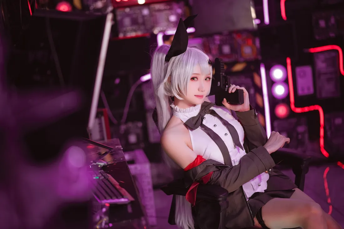 女警察cosplay壁纸｜紫色背景图片 - 白发黑丝迷人「哲风壁纸」