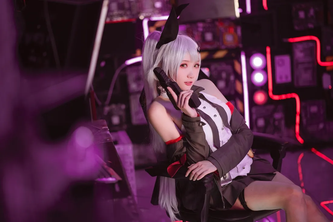 女警察cosplay壁纸｜紫色科技背景图片 - 银发制服黑丝「哲风壁纸」