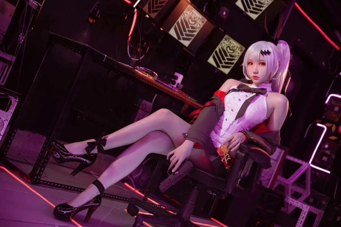 女警察cosplay壁纸｜紫色背景 - 角色扮演「哲风壁纸」