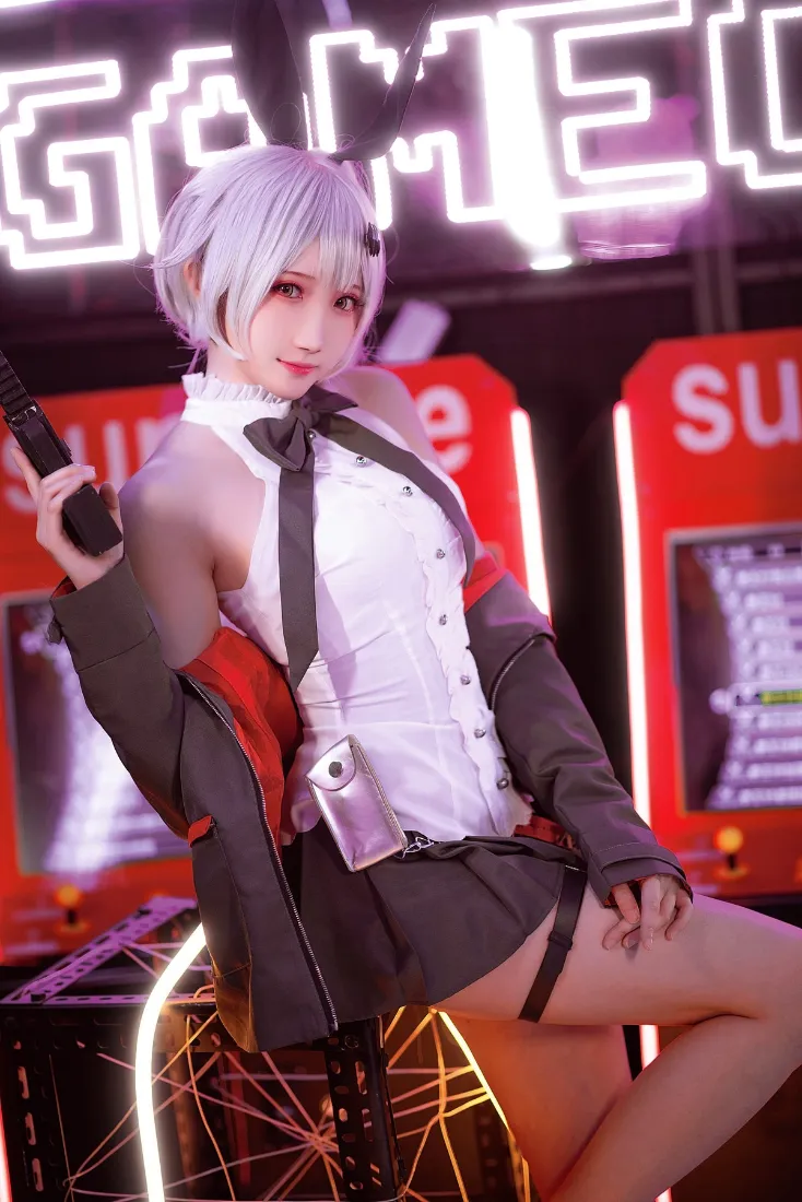 女警察白发制服手机壁纸|霓虹灯背景 - 角色扮演「哲风壁纸」 女警察白发制服手机壁纸|霓虹灯背景 - 角色扮演「哲风壁纸」
