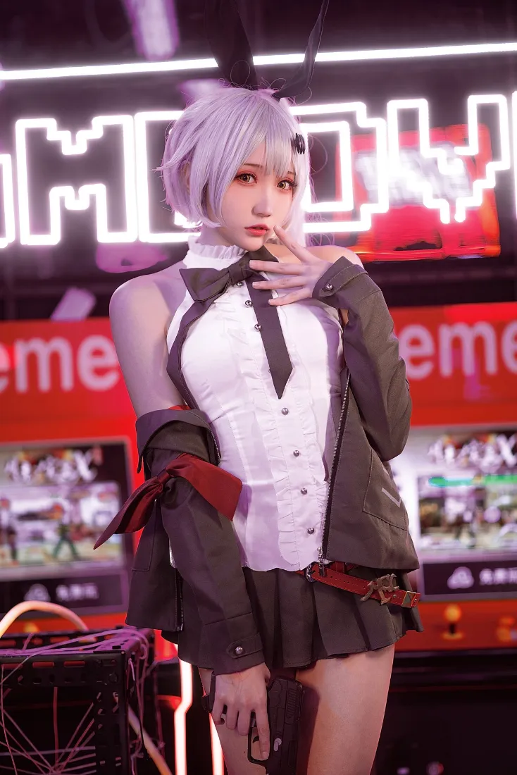 银发女警察制服手机壁纸|霓虹背景 - 角色扮演cosplay「哲风壁纸」 银发女警察制服手机壁纸|霓虹背景 - 角色扮演cosplay「哲风壁纸」