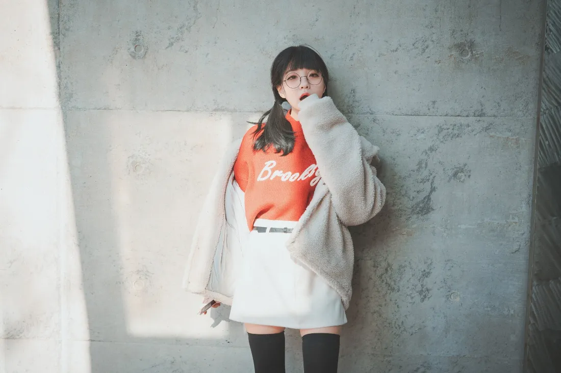 2k女孩自拍壁纸|灰色墙面背景 - 时尚穿搭展示「哲风壁纸」 2k女孩自拍壁纸|灰色墙面背景 - 时尚穿搭展示「哲风壁纸」