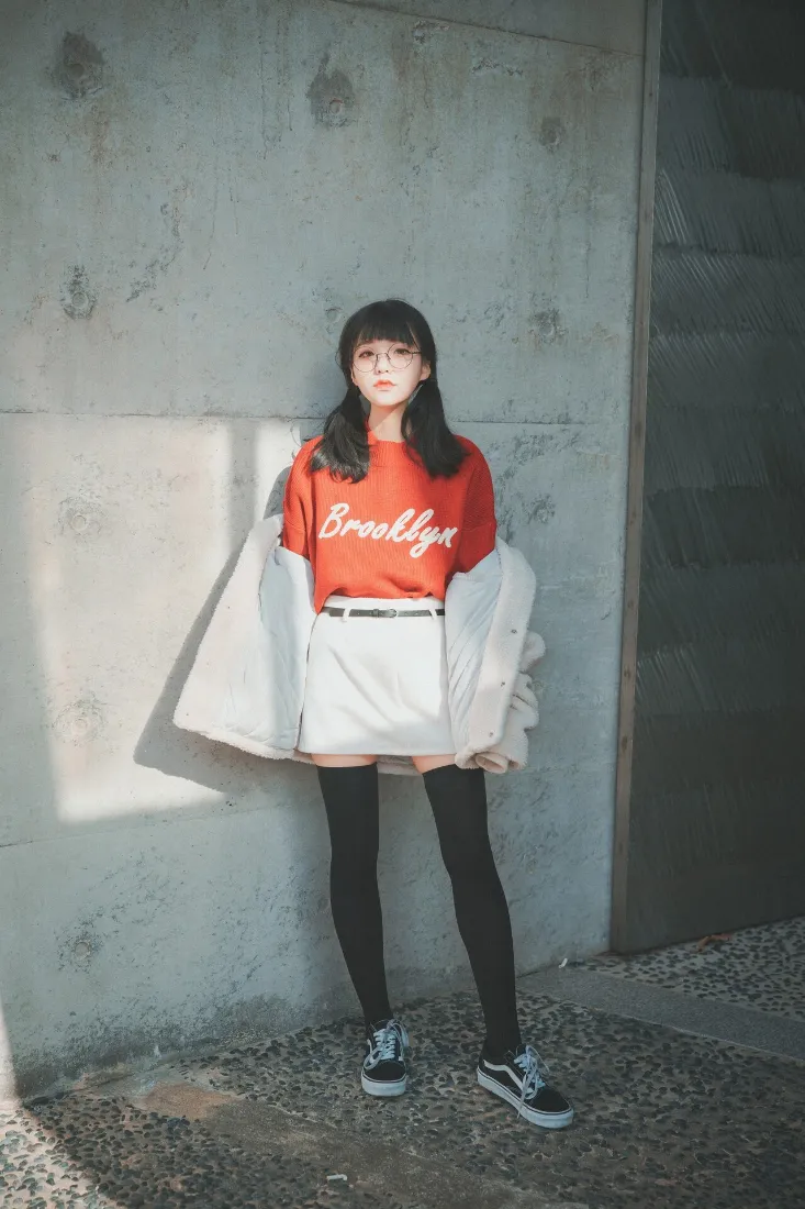 红衣女孩手机壁纸|工业区背景图片 - 休闲穿搭「哲风壁纸」 红衣女孩手机壁纸|工业区背景图片 - 休闲穿搭「哲风壁纸」