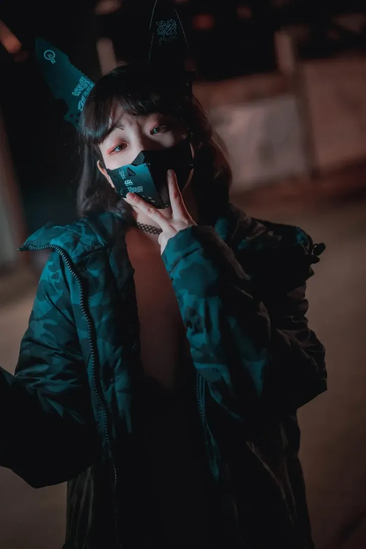 兔耳女孩夜色手机壁纸|夜晚街头背景图片 - 潮酷穿搭「哲风壁纸」 兔耳女孩夜色手机壁纸|夜晚街头背景图片 - 潮酷穿搭「哲风壁纸」