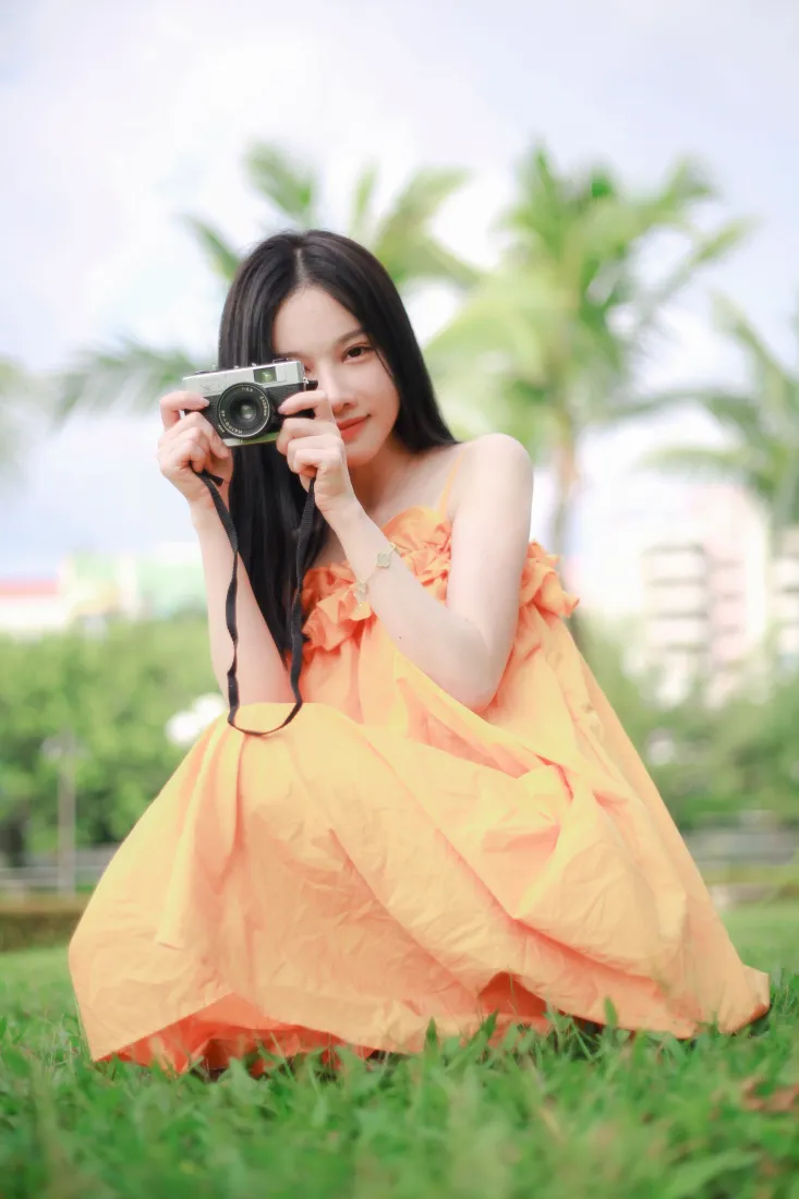橙色连衣裙女生手机壁纸｜户外夏天背景图片 - 草地拍照「哲风壁纸」