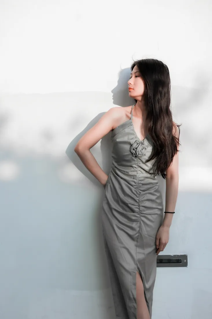 灰色连衣裙美女手机壁纸|白墙写真图片 - 阳光时尚穿搭「哲风壁纸」 灰色连衣裙美女手机壁纸|白墙写真图片 - 阳光时尚穿搭「哲风壁纸」
