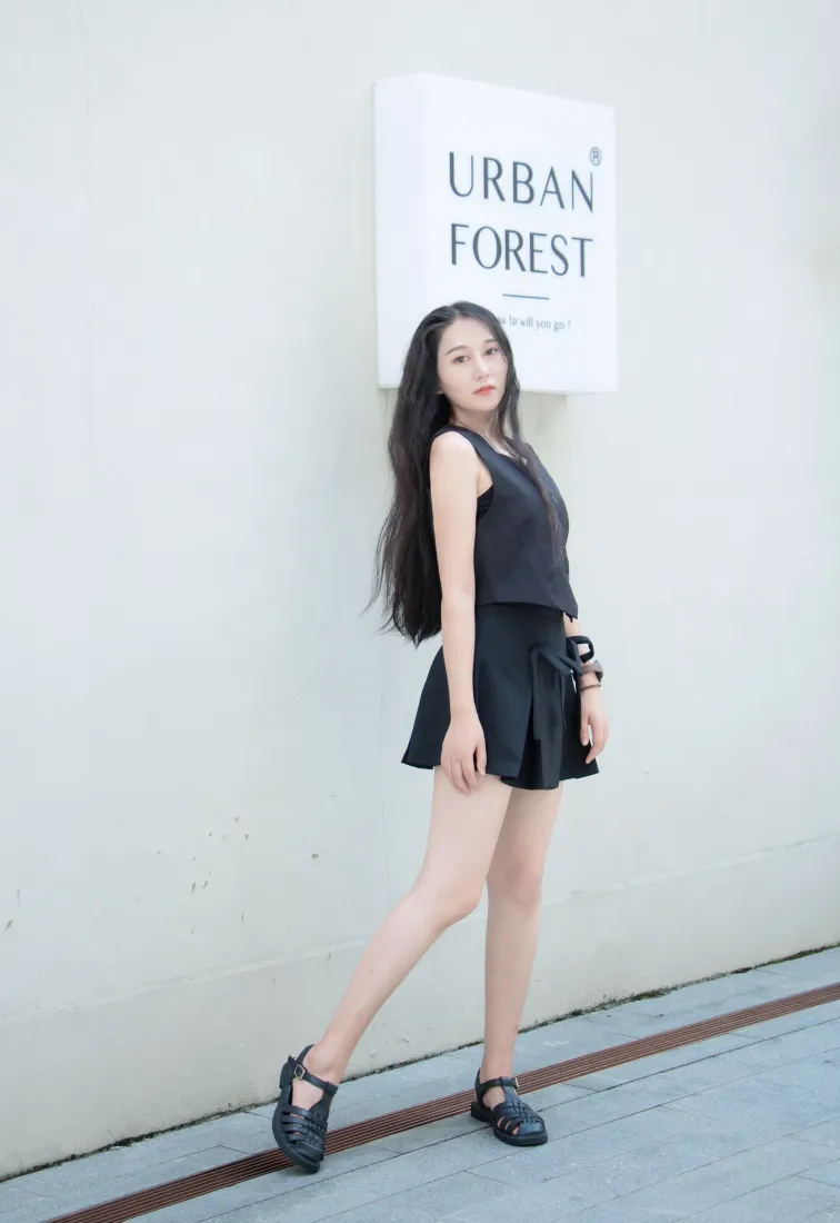 黑衣美女手机壁纸|户外背景图片 - URBAN FOREST「哲风壁纸」 黑衣美女手机壁纸|户外背景图片 - URBAN FOREST「哲风壁纸」