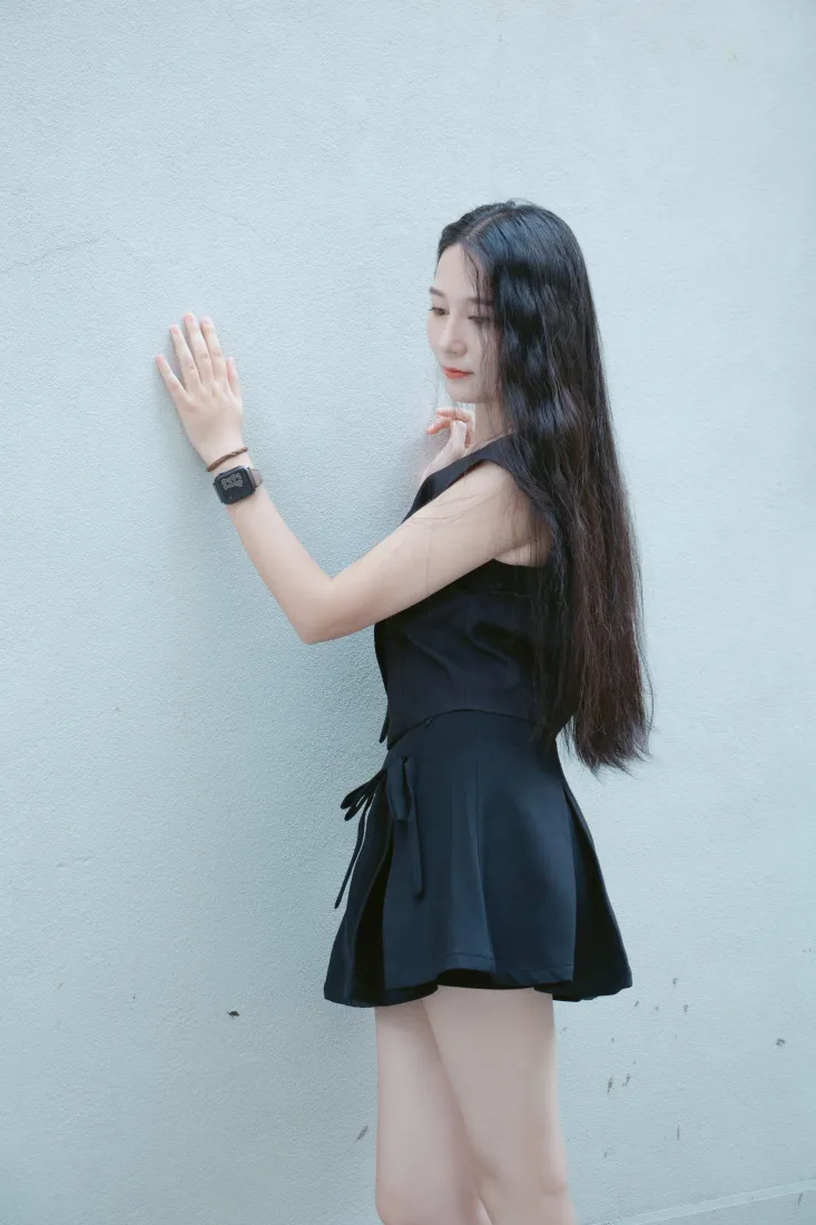 黑衣美女手机壁纸｜灰色墙面背景图片 - 户外写真「哲风壁纸」