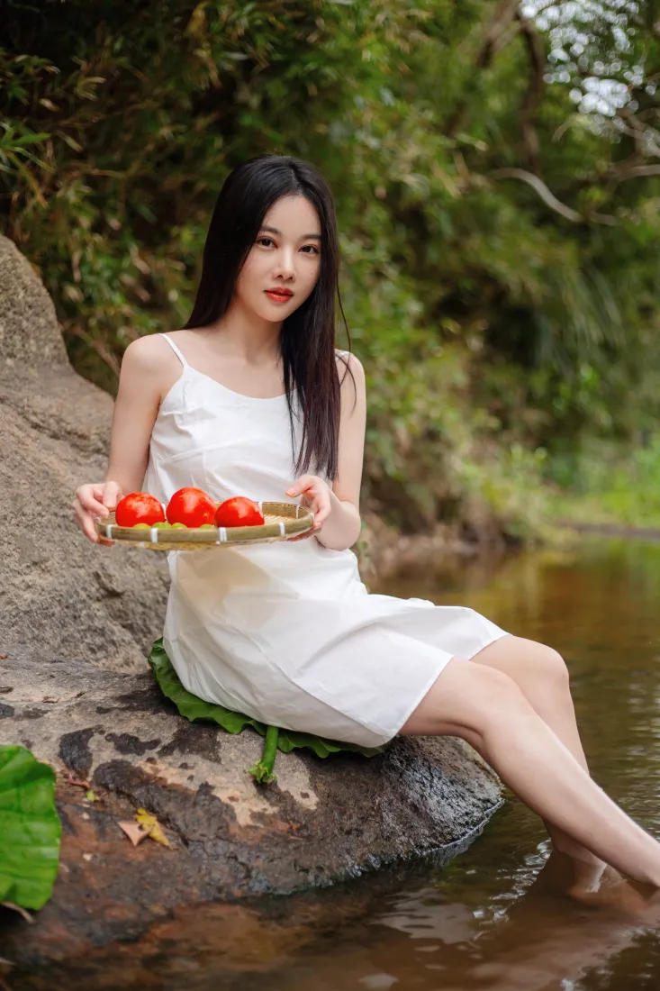 白衣女子手机壁纸|户外背景图片 - 草莓水边白裙「哲风壁纸」 白衣女子手机壁纸|户外背景图片 - 草莓水边白裙「哲风壁纸」