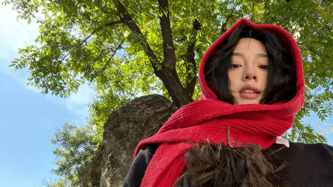 5k红衣美女壁纸｜户外背景图 - 蓝天绿树岩石「哲风壁纸」