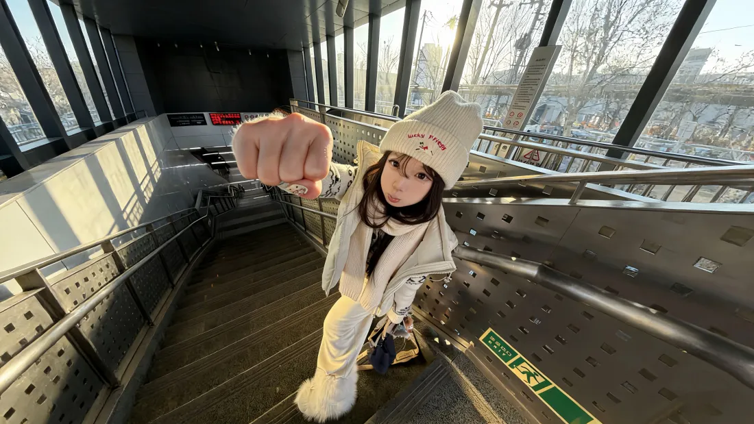 5k白衣美女壁纸|楼梯背景图 - 可爱自拍阳光「哲风壁纸」 5k白衣美女壁纸|楼梯背景图 - 可爱自拍阳光「哲风壁纸」